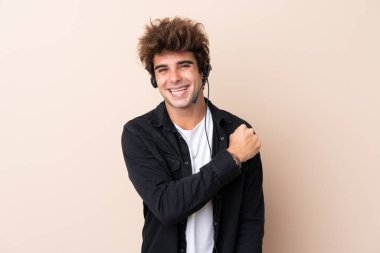 Tele pazarlamacı, izole edilmiş arka planda bir kulaklıkla çalışarak zaferi kutluyor.