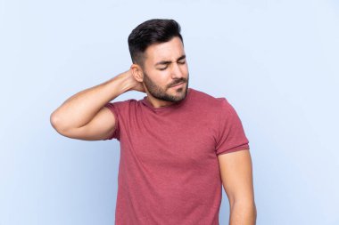 Sakallı, genç, yakışıklı, soyutlanmış, mavi bir geçmişi var.