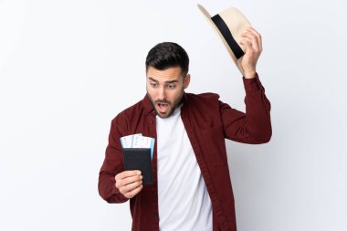 İzole edilmiş beyaz bir geçmişi olan genç yakışıklı bir adam uçak biletleriyle tatilde ve şaşırdı.