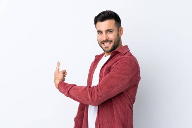 Sakallı, kadife ceket giyen genç ve yakışıklı bir adam.