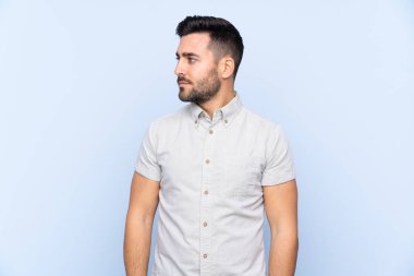 Sakallı, genç ve yakışıklı bir adam.