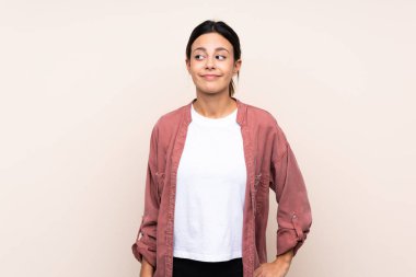 Tecrit edilmiş bir kadın şüpheli hareketler yapıyor.