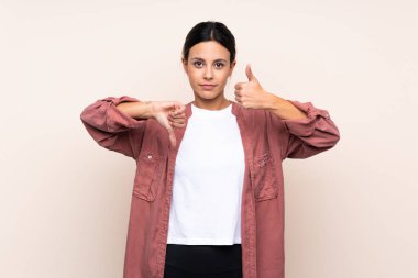 Tecrit edilmiş bir kadın iyiye-kötüye işaret yapıyor. Evet ya da hayır arasında kararsız