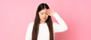 Asyalı genç bir kadın, izole edilmiş, yorgun ve hasta bir ifadeyle.