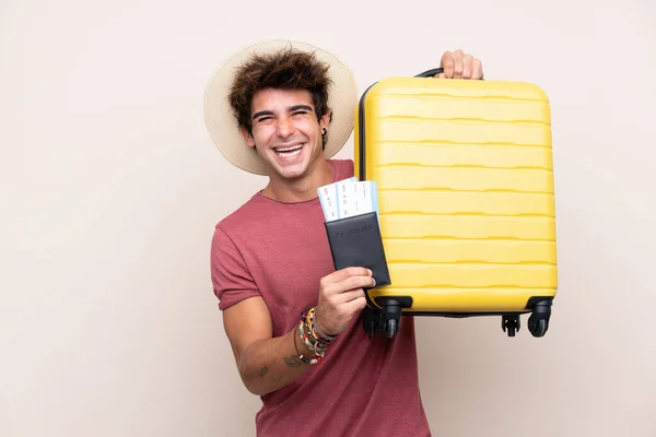 Giovane Uomo Caucasico Sfondo Isolato Vacanza Con Valigia Passaporto — Foto Stock