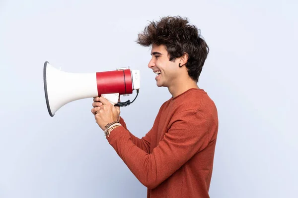 Jonge Blanke Man Geïsoleerde Blauwe Achtergrond Schreeuwend Door Een Megafoon — Stockfoto