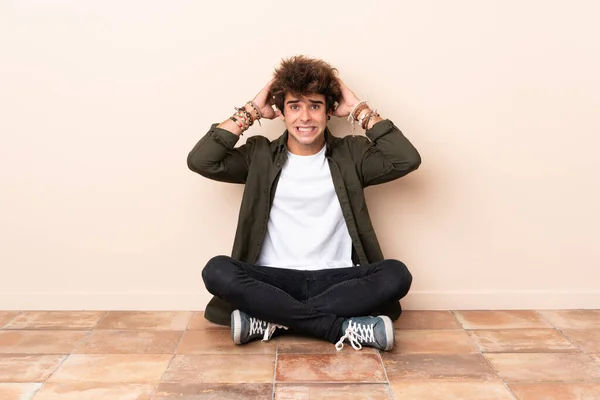 Joven Hombre Caucásico Sentado Suelo Frustrado Toma Las Manos Cabeza —  Fotos de Stock