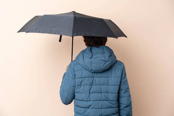 Homem Segurando Guarda Chuva Sobre Fundo Isolado Posição Traseira — Fotografia de Stock