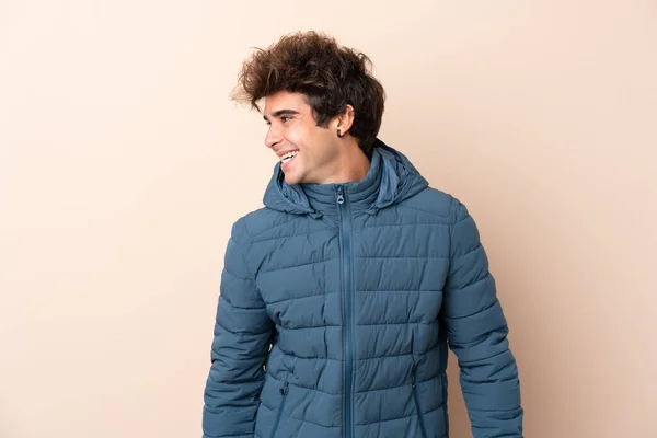 男身に着けている冬のジャケット上の隔離された背景見て側 — ストック写真