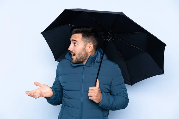 Homme Tenant Parapluie Sur Fond Isolé Avec Expression Faciale Surprise — Photo