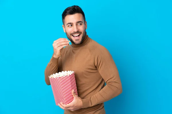 Jonge Knappe Man Met Een Grote Emmer Popcorn — Stockfoto