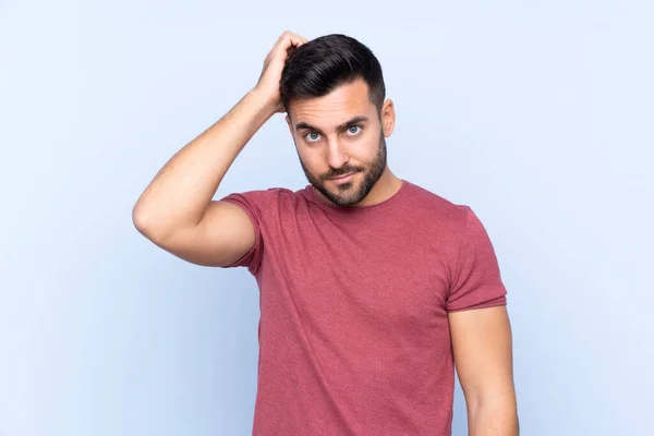 Joven Hombre Guapo Con Barba Sobre Fondo Azul Aislado Con —  Fotos de Stock