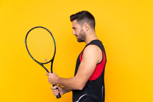 Άντρας Πάνω Από Απομονωμένο Κίτρινο Φόντο Παίζει Τένις — Φωτογραφία Αρχείου