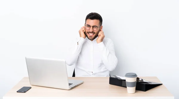 Joven Hombre Negocios Lugar Trabajo Frustrado Cubriendo Oídos —  Fotos de Stock