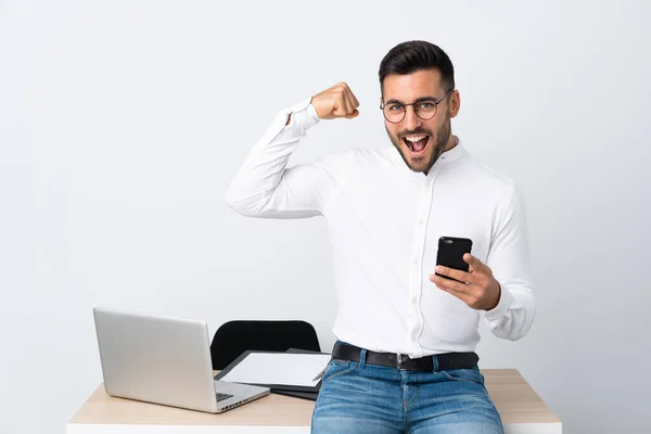 Jovem Empresário Segurando Telefone Celular Fazendo Gesto Forte — Fotografia de Stock