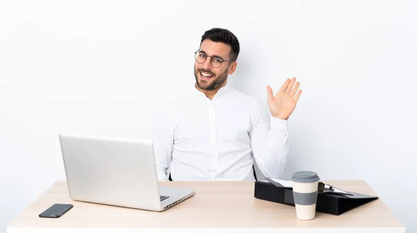 Jeune Homme Affaires Dans Lieu Travail Saluant Avec Main Avec — Photo