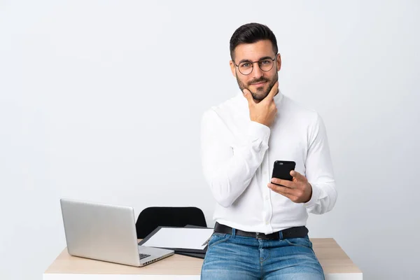 Joven Empresario Sosteniendo Teléfono Móvil Pensando Una Idea — Foto de Stock