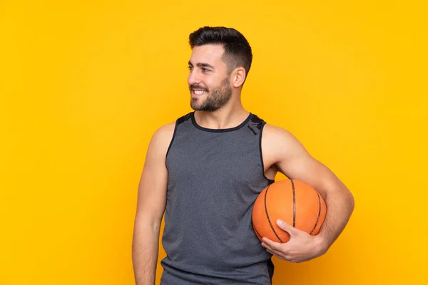 Tampan Pemuda Pemain Basket Pria Atas Dinding Putih Yang Terisolasi — Stok Foto