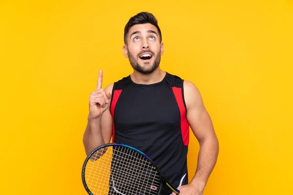 Jugador Tenis Hombre Sobre Aislado Pared Amarilla Señalando Una Gran —  Fotos de Stock