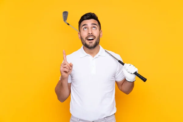 Golfista Homem Jogador Sobre Fundo Amarelo Isolado Apontando Para Uma — Fotografia de Stock