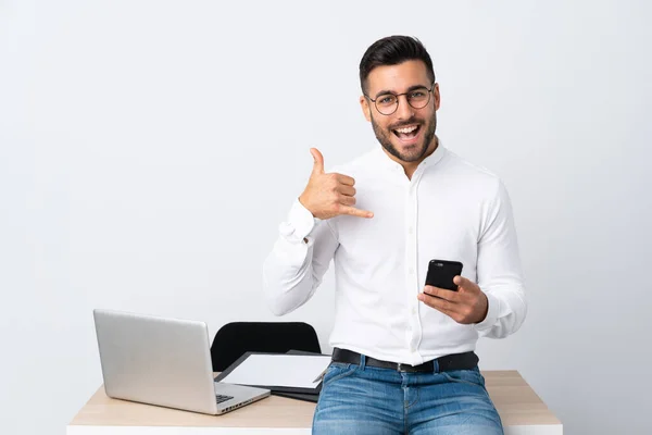 Jovem Empresário Segurando Telefone Celular Fazendo Gesto Telefone — Fotografia de Stock