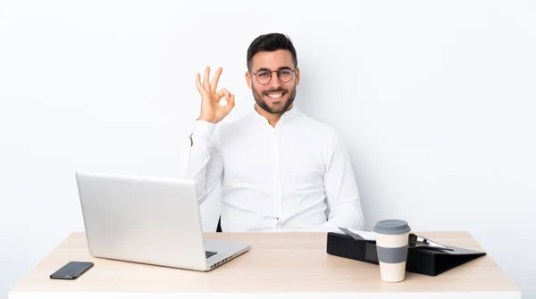 Joven Hombre Negocios Lugar Trabajo Mostrando Signo Con Los Dedos —  Fotos de Stock