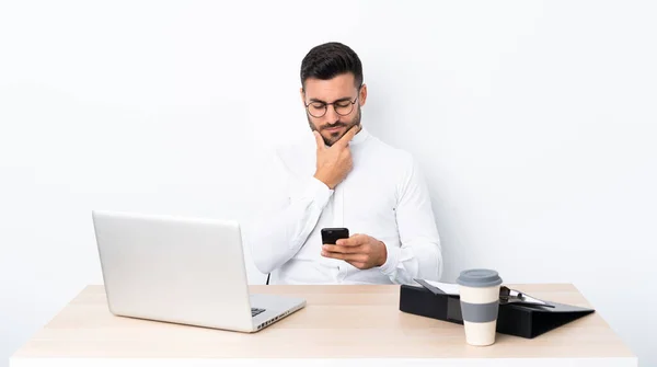 Joven Empresario Lugar Trabajo Pensando Enviando Mensaje — Foto de Stock