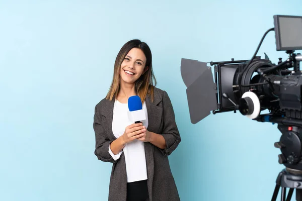 Mulher Repórter Segurando Microfone Relatando Notícias Sobre Fundo Azul Isolado — Fotografia de Stock