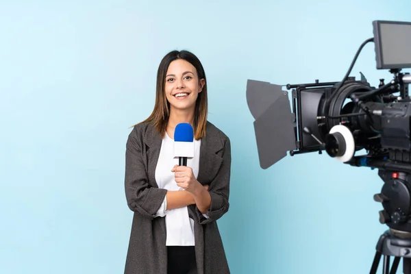 Reporter Donna Possesso Microfono Segnalazione Notizie Isolato Sfondo Blu Ridere — Foto Stock