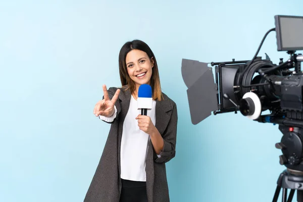 Reporter Kobieta Trzyma Mikrofon Raportuje Wiadomości Odizolowanym Tle Niebieskim Uśmiechając — Zdjęcie stockowe