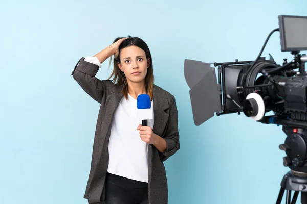 Reporter Kobieta Trzyma Mikrofon Raportuje Wiadomości Odizolowanym Tle Niebieski Zaskakującym — Zdjęcie stockowe