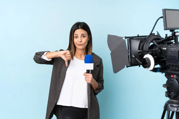 Reporter Donna Possesso Microfono Segnalazione Notizie Sfondo Blu Isolato Che — Foto Stock