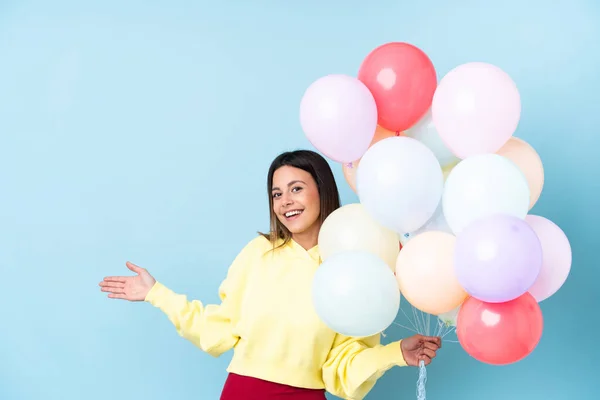 Mujer Sosteniendo Globos Una Fiesta Sobre Fondo Azul Aislado Extendiendo — Foto de Stock