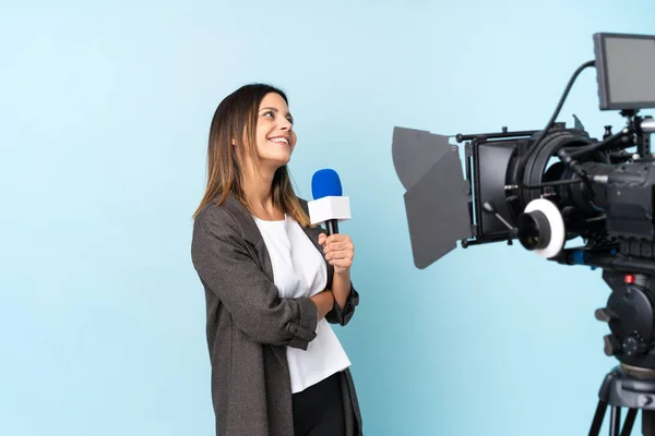 Reporter Donna Possesso Microfono Segnalazione Notizie Isolato Sfondo Blu Ridere — Foto Stock