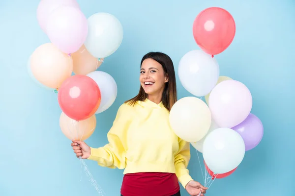 Mujer Sosteniendo Globos Una Fiesta Sobre Fondo Azul Aislado — Foto de Stock