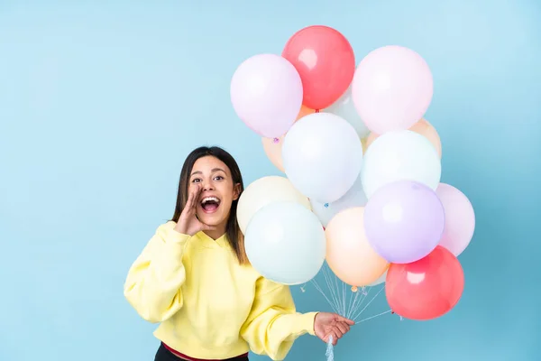 Mujer Sosteniendo Globos Una Fiesta Sobre Fondo Azul Aislado Gritando — Foto de Stock