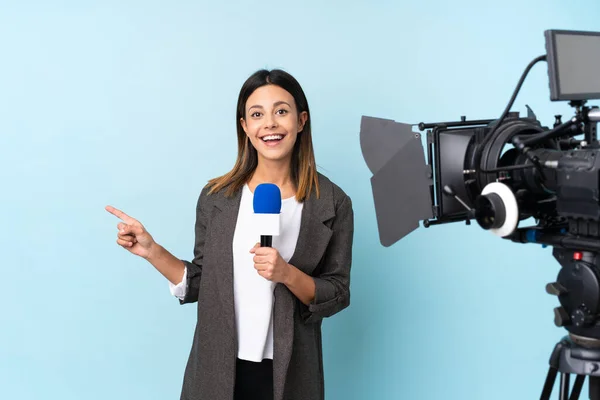 Reporter Kobieta Trzyma Mikrofon Raportuje Wiadomości Nad Odizolowanym Niebieskim Tle — Zdjęcie stockowe