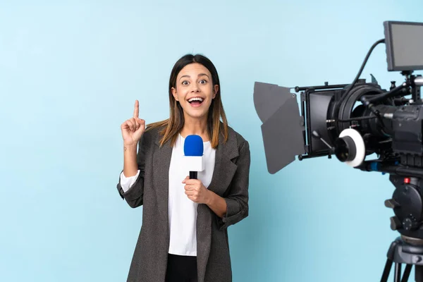 Reporter Donna Possesso Microfono Segnalazione Notizie Sfondo Blu Isolato Con — Foto Stock
