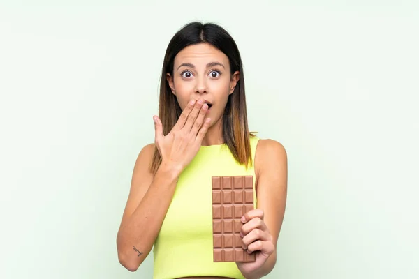Žena Nad Izolovaným Zeleným Pozadím Tabletou Čokolády Překvapen — Stock fotografie