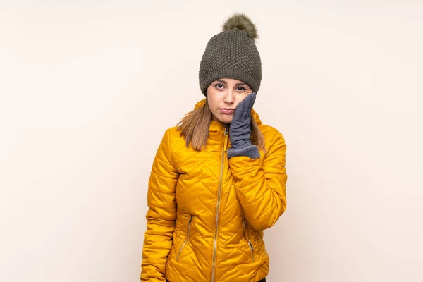 Žena Zimní Klobouk Přes Izolované Pozadí Nešťastné Frustrované — Stock fotografie