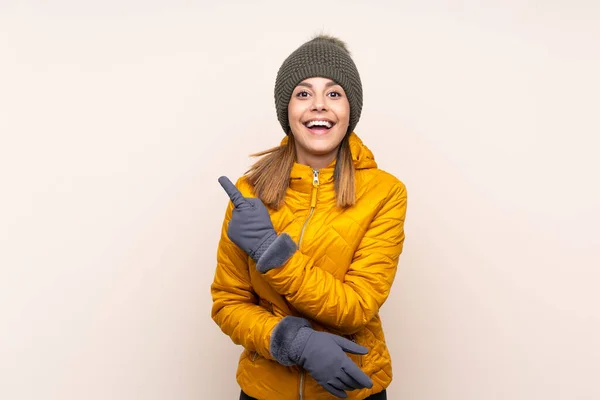 Mulher Com Chapéu Inverno Sobre Fundo Isolado Apontando Dedo Para — Fotografia de Stock
