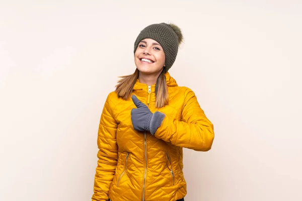 Γυναίκα Χειμερινό Καπέλο Πάνω Από Απομονωμένο Φόντο Δίνοντας Ένα Αντίχειρες — Φωτογραφία Αρχείου