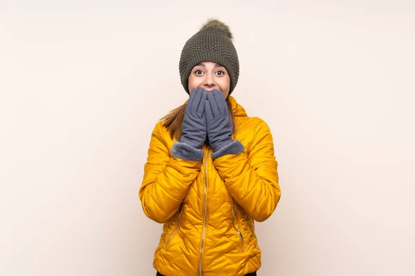 Kvinna Med Vinter Hatt Över Isolerad Bakgrund Med Överraskning Ansiktsuttryck — Stockfoto