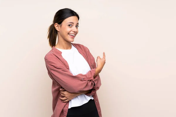 Kvinna Över Isolerad Bakgrund Pekar Tillbaka — Stockfoto