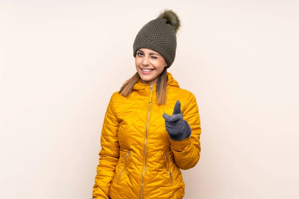 Mulher Com Chapéu Inverno Sobre Fundo Isolado Aponta Dedo Você — Fotografia de Stock