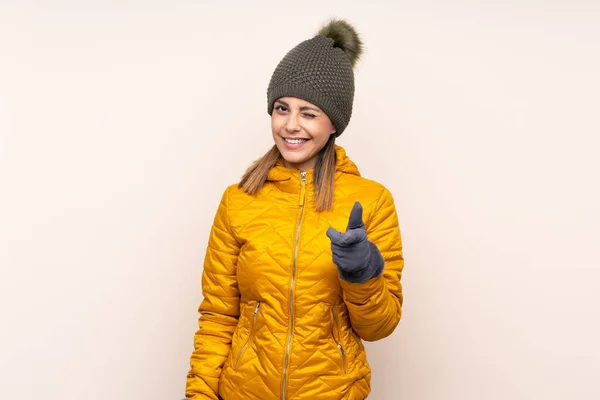 Donna Con Cappello Invernale Sfondo Isolato Punta Dito Contro — Foto Stock