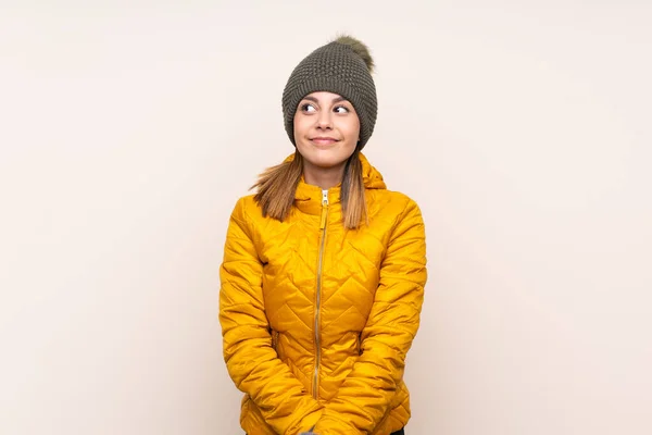 Donna Con Cappello Invernale Sfondo Isolato Piedi Guardando Lateralmente — Foto Stock