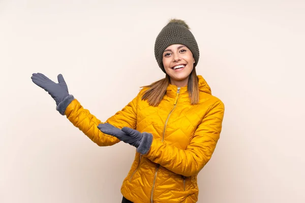 Žena Zimním Kloboukem Přes Izolované Pozadí Natahuje Ruce Stranu Pro — Stock fotografie