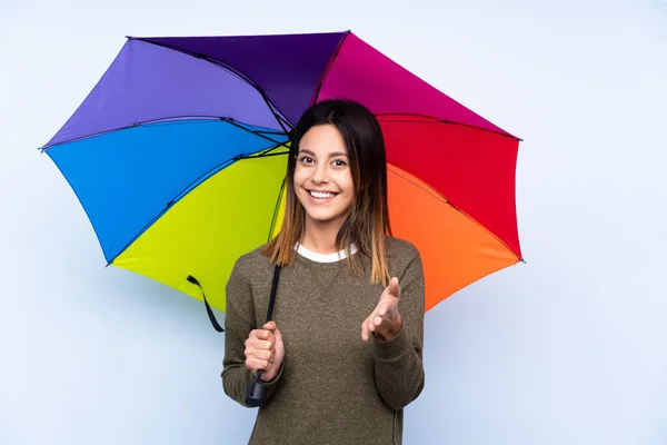 Jeune Femme Brune Tenant Parapluie Sur Mur Bleu Isolé Poignée — Photo