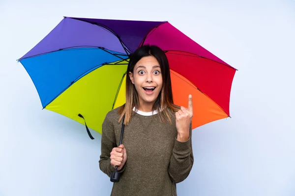 Jeune Femme Brune Tenant Parapluie Sur Mur Bleu Isolé Avec — Photo